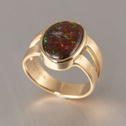 Damenring in Gelbgold 750 Mit Boulder-Opal, Dorothea Siegert, Goldschmiede Backhaus, Werkstatt, Einzelstück, Kundenanfertigung, matte Oberfläche, Zargenfassung