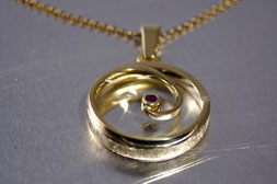 Umarbeitung, Goldschmiede Backhaus, Schmuck, Handarbeit, Unikat, Einzelstück, Markus Backhaus, Anhänger,  Rubin, Gelbgold 585