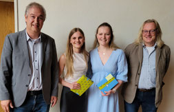 Auszeichnung für Michelle Geerken und Natascha Glade, hier mit Stefan Ulrichs und Dr. Jelko Peters.