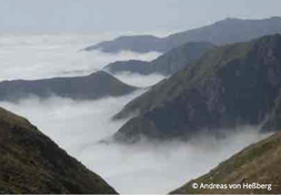 Wolken hängen in den Tälern zwischen den grünen Bergen Georgiens (Foto: Andreas v. Heßberg)