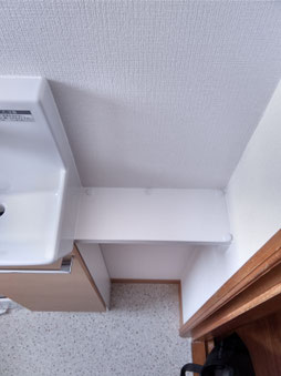 手洗いと壁の間の隙間を利用して造作で棚を取り付けました。
