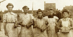 groupe d'ouvrières tenant dans les mains leur production de briques