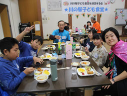 団体紹介①　12月はクリスマスを意識した子ども食堂の様子。