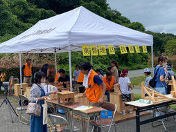団体紹介①　令和４年から参加する「いちのせき市民フェスタ」にて「ものづくり体験教室」の様子。