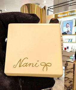 Gravierter Schriftzug „Nani" mit einer feinen Schleife auf einem Nisane Flakon – individuelle Veredelung als Premium Brand Experience, Schrift & Kunst