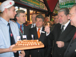 © Foto: Helga Karl. Ministerpräsident und SPD-Vorsitzender Kurt Beck verkostet Wiener der Fleischerinnung Berlin. GrueneWoche, eigenes Archiv