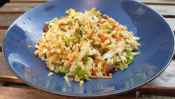 Frisse salade van Chinese kool, cashewnoten en rozijnen 