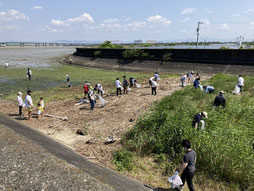 汐川干潟クリーンアップ大作戦の様子