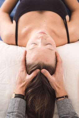 Osteopath Sören Gnoss bei der Cranio-Sakral-Behandlung einer Patientin – sanfte, ganzheitliche Therapie zur Lösung von Blockaden und Förderung der Selbstheilungskräfte. Vertrauen Sie auf erfahrene Hände für nachhaltige Gesundheit und Wohlbefinden