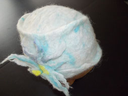 toque en laine blanche et bleue
