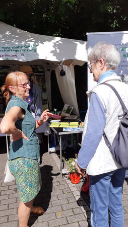 2 Frauen im Beratungsgespräch Klimaanpassung vor einem Pavillon