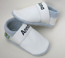 Weisse Krabbelschuhe Mädchen personalisiert & schlicht 