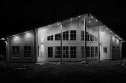 Weißes Architektenhaus bei Nacht - Blockhaus - Einfamilienhaus - Wohnblockhaus - Finnisches Einfamilienhaus - Massivholzhaus - Traumhaus - Holzhaus - Blockhausbau - Ökohaus - Individuelle Planung - Blockhausbauer