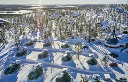 Golden Crown Igloos von oben im Schnee