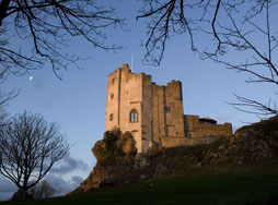 Roch Castle im Dämmerlicht von außen