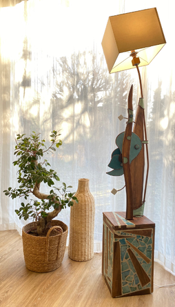 Luminaire en bois, faïence et tissus dans camaïeu de bleus. Lampadaire original par Isabelle Lachat Créations 0 Rumilly en Haute-savoie près d'Annecy. Lampe de créateur.