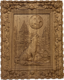 Gefrästes Holzrelief mit einem heulenden Wolf im Wald vor einem Vollmond. Das Kunstwerk zeigt ein Naturmotiv mit Tannenbäumen und ist von einem aufwendig geschnitzten Holzrahmen umgeben. Wolfs-Kunst und Wildnis-Design aus Holz.