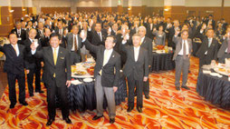 かけはし交流祝賀会で乾杯する参加者(26日夜)