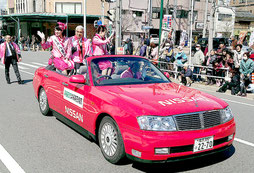 親善都市岡崎市の桜まつりでパレードに参加したミス八重山ら(市観光交流協会提供)
