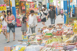 公設市場の商店街。石垣市は中小企業振興条例案を市議会に提案している(資料写真)=2013年8月撮影