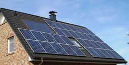 Solaranlage auf dem Dach - Bauen, Hausbau, Wärmepumpe, Energieeffizienz, Klimaerwärmung, Umweltschutz, Umwelt, Solarwärme, Bauherr, Klimawandel, Energiekosten, Baustoffe, Kleinwindkraftanlage, Warmwasser, KfW, BAFA, Darlehn, Förderung, Fertighaus