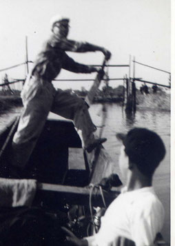 櫓を漕ぐ私と弟の洋。河北潟で 金鮒釣りへ。 昭和33年秋、私 23歳、弟10歳。