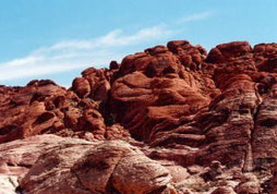 赤い岩山が目の前に迫るキャリコ展望台。