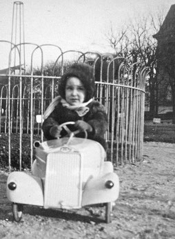 L'auteur en voiture à pédales au jardin des plantes vers 1950