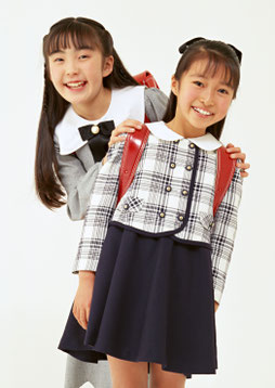 ランドセルを背負った２人の女の子