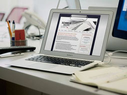 Laptop mit der Homepage der Schreibwerkstatt Wien sichtbar am Screen
