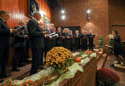 Die Chorgemeinschaft aus Städtischem Gesangverein und MGV Lövenich unter Leitung von Gabriele Köhler unterhielt im Erkelenzer Pfarrzentrum mit einem breitgefächerten Programm. FOTO: Jürgen Laaser