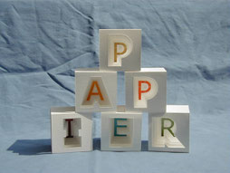 PAPIER-art ART-papier, Kunstobjekte aus Papier, Buchstaben aus Papier, einzelnen Papierschichten, Harald Metzler, Mattsee, Österreich