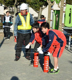 消火器訓練を行う野比中生徒