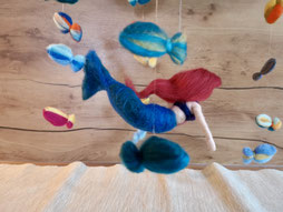 Handgefertigtes Meerjungfrau-Mobile aus Märchenwolle mit bunten Fischen und Weidenring – zauberhafte Dekoration fürs Kinderzimmer und liebevolles Geschenk.
