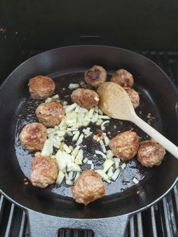 anbraten der Hackfleischbällchen