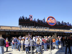 メッツの球場のシェイク・シャックはグルメなハンバーガーを求める人で長蛇の列