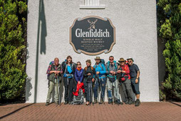 Happy in der ersten Distillery des Weges