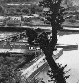 Passerelle sur pilotis, avant le pont de Livet, pour traverser la Rance à la Hisse