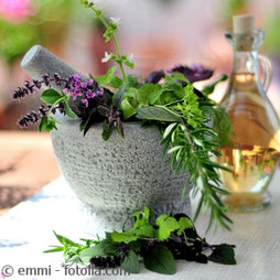 © emmi - Fotolia.com / Kräuter, Mörser, Olivenöl