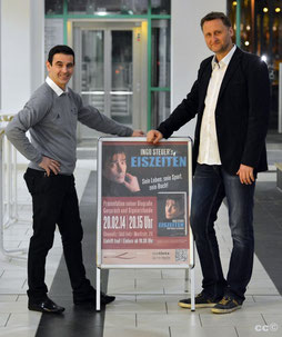 Autor Ingo Steuer und der Verleger Dirk Kohl vor dem Veranstaltungsplakat (Foto: Kai Schmidt)