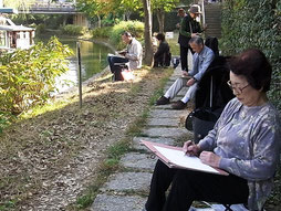 伏見の十石船乗り場近くで写生する学生の皆さん