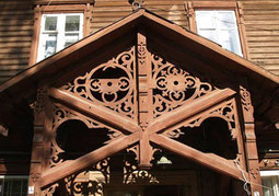 Medinės architektūros fragmentas / A fragment of wooden architecture in Vilnius (photo Gintaras Burba)