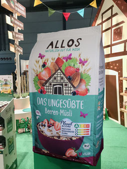 XL Müsli Verpackung aus Plane als Messe - Eyecatcher