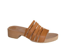 sandale cuir bois, sabot d'été pour femme, sur une semelle pas très haute, très confortable, avec un jeu de petites lanières en cuir de différentes largeurs. 