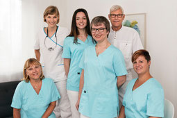 Das Foto zeigt das Team der Zahnarztpraxis Dres. Engel in Nuernberg