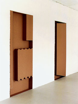 „Heizung, Relief“ und „Tür, Relief“, 1996, Wellpappe, Draht, je ca. 205 x 92 x 11,6 cm