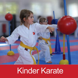 Kinder Karate, Kind zeigt eine Kampfkunst Technik. 
