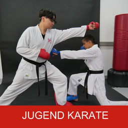 Kinder im Karate Anzug