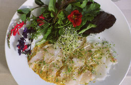 ライムとコリアンダーの根でマリネした薄切り鯛