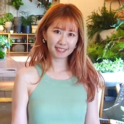 オーランドで活躍する日本人美容師ナツキさんのプロフィール写真。日本で11年の経験を持ち、デザインカラーやパーソナルカラーに精通し、カラーリスト資格を活かした丁寧なカウンセリングと施術を提供